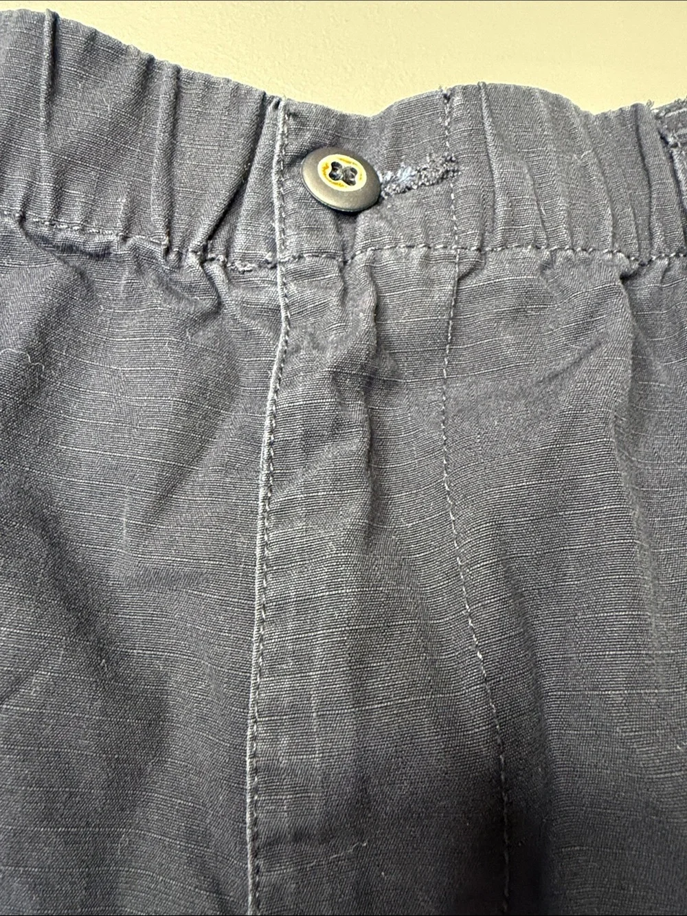 Men’s Kirkland Signature Navy Cargo Shorts. Size: large